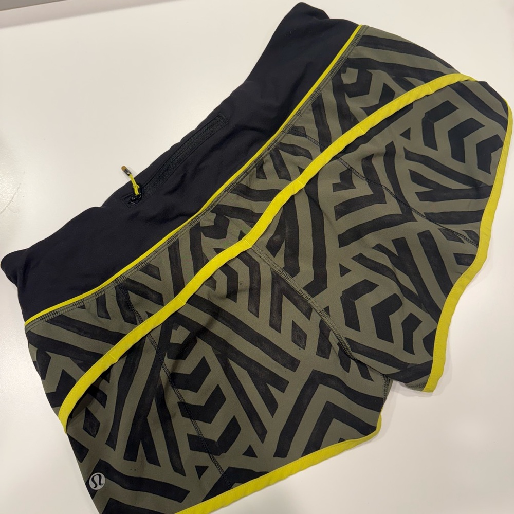 Lululemon Speed Up 2.5” Black/Gray Patterned Shorts